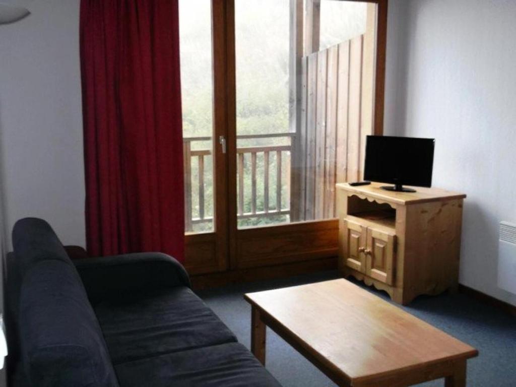 un salon avec un canapé, une télévision et une table dans l'établissement Résidence Balcons Du Soleil - Trois pièces 6 pers balcons du soleil n° 211 MAE-7564, à Orcières