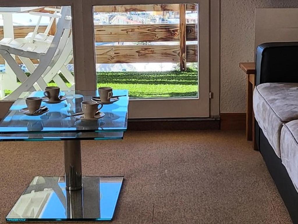 - un salon doté d'une table en verre avec des tasses dans l'établissement Résidence Rond-point-pistes Ii - T2 6 pers.au rond point des pistes 2 n°56 B avec WIFI MAE-8724, à Orcières