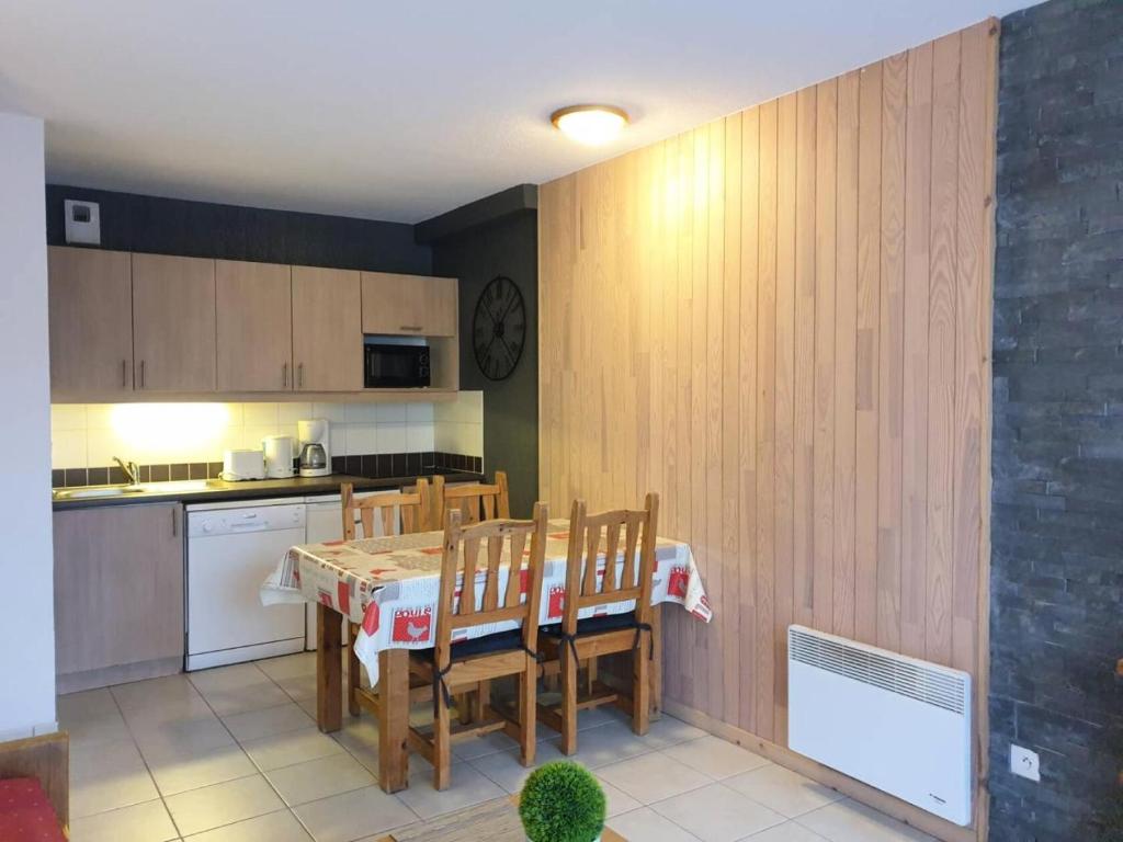 een keuken met een tafel en stoelen in een kamer bij Résidence BALCON DES AIRELLES - 2 Pièces pour 4 Personnes 924 in Les Orres