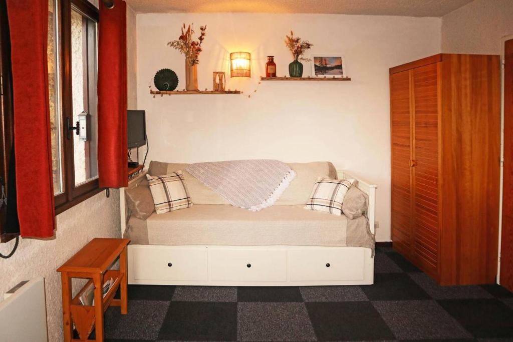 a small bedroom with a bed in a room at Résidence LA SEILLE - Studio pour 4 Personnes 974 in Les Orres