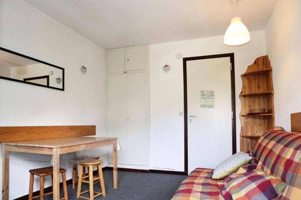 un salon avec une table et un canapé dans l'établissement Résidence Les Gradins - 32 LES GRADINS lES ORRES 1650 MAE-0744, aux Orres