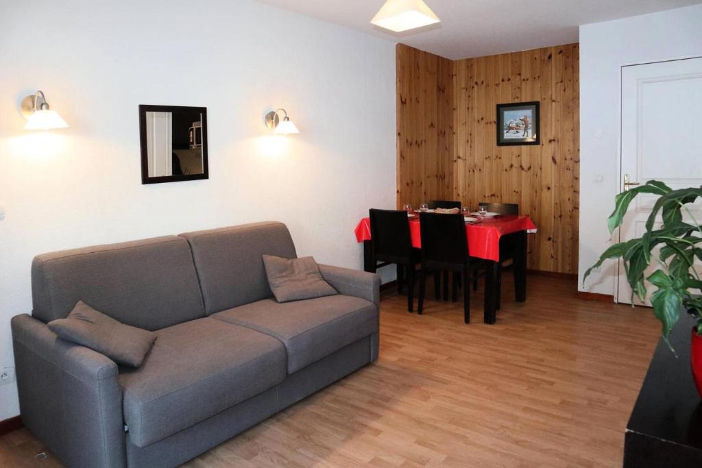 un salon avec un canapé et une table dans l'établissement Residence La Combe D Or - Appartement en résidence de standing MAE-6314, aux Orres
