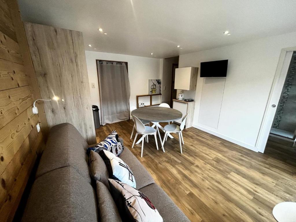 un salon avec un canapé et une table dans l'établissement Résidence Oisans - Studio rénové avec coin montagne, balcon exposé Sud MAE-5174, aux Menuires