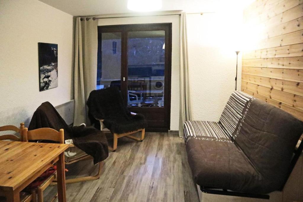un salon avec un canapé, des chaises et une table dans l'établissement Résidence Orr Des Neiges - Superbe studio 4 personnes MAE-3504, aux Orres