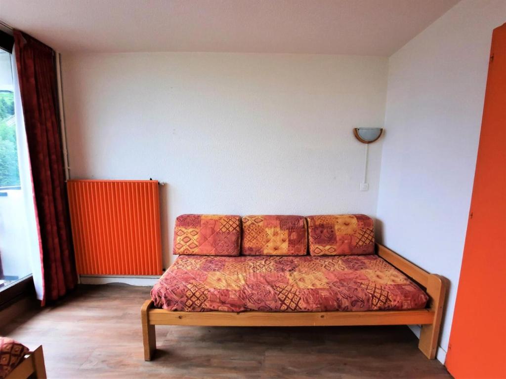 - un salon avec un canapé dans l'établissement Résidence Chaviere - Studio 2 pers - ski au pied - à la Croisette MAE-6004, aux Menuires