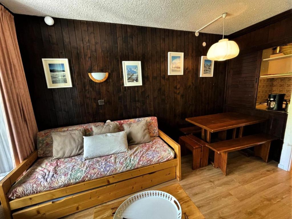 un salon avec un canapé et une table dans l'établissement Résidence Genepi - Studio 4 personnes avec baignoir et balcon aux Ménuires MAE-5674, aux Menuires