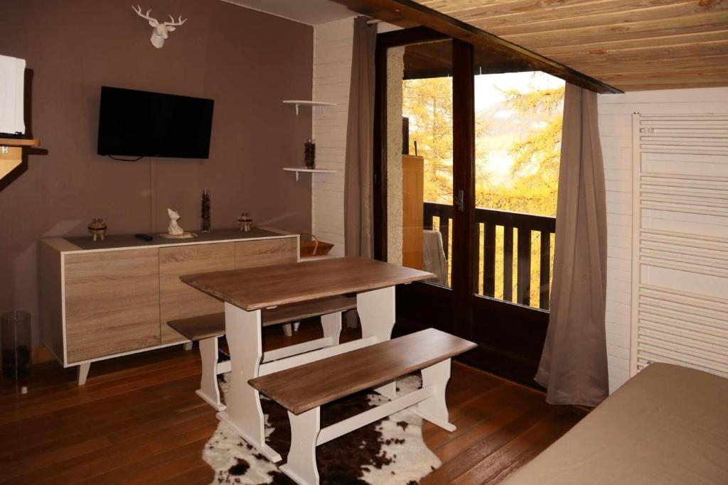 Cette chambre dispose d'une table, d'un bureau et d'une fenêtre. dans l'établissement Résidence Les Ecrins - STUDETTE N° 509 LES ECRINS MAE-6804, aux Orres