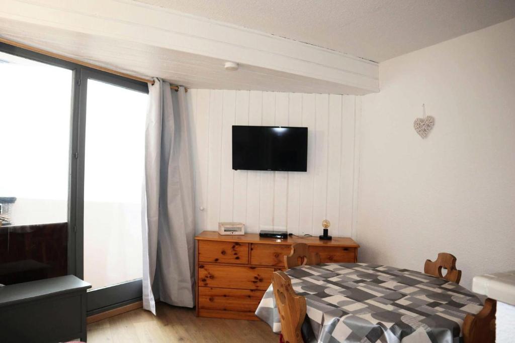 Televízia a/alebo spoločenská miestnosť v ubytovaní Résidence Les Carlines - Joli studio équipé pour 4 personnes en coeur de station MAE-2194