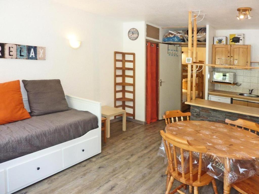 Cette chambre comprend un lit, une table et une cuisine. dans l'établissement Résidence Les Carlines - 601 LES CARLINES vue pistes MAE-2234, à Le Mélézet
