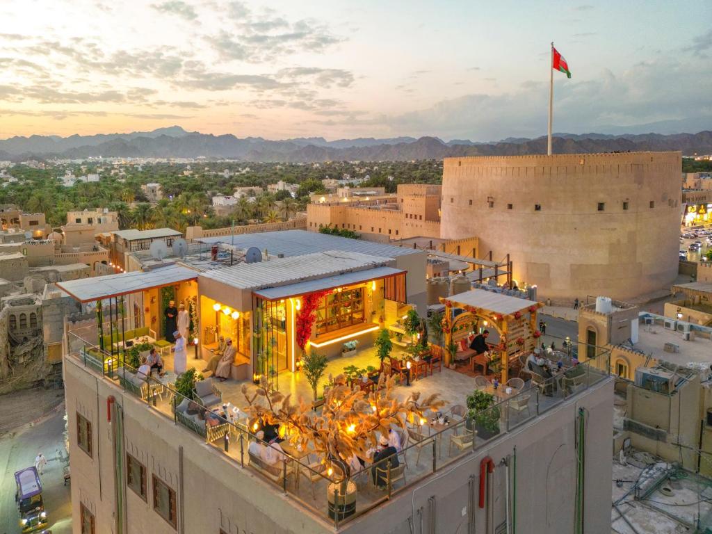 - une vue sur un bâtiment avec un restaurant dans l'établissement فندق المدينة القديمة Old Town Hotel, à Nizwa