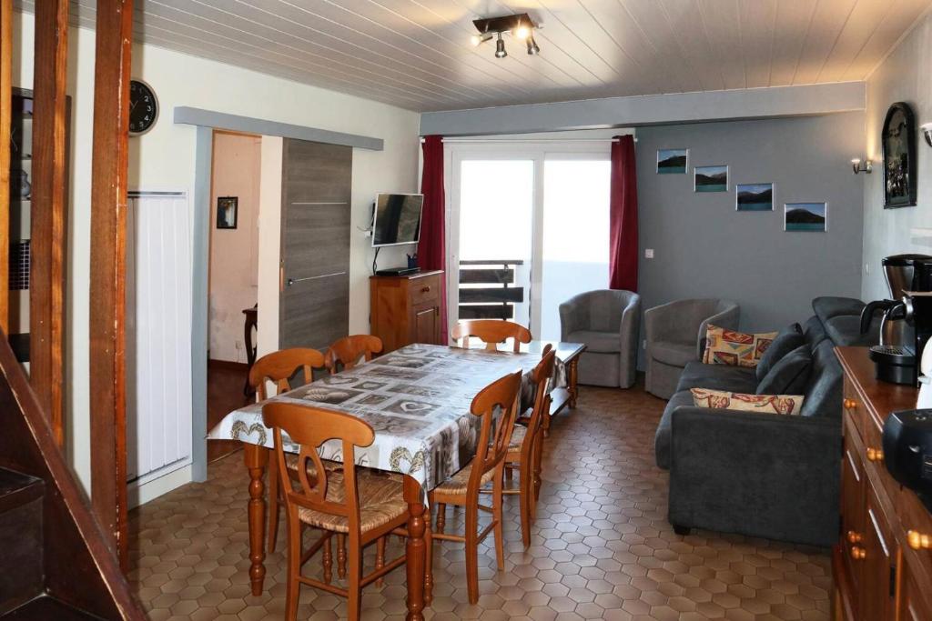 un salon avec une table, des chaises et un canapé dans l'établissement Résidence Les Cembros - Nouveauté grand appartement 8 personnes MAE-2264, à Le Mélézet
