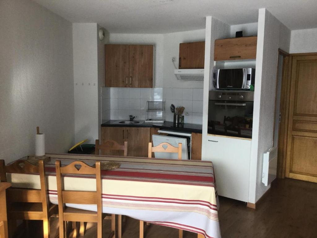 Kuchyňa alebo kuchynka v ubytovaní Résidence Hameau De Balestas Mp - T3/8pers ISATIS 06- Peyresourde MAE-4604