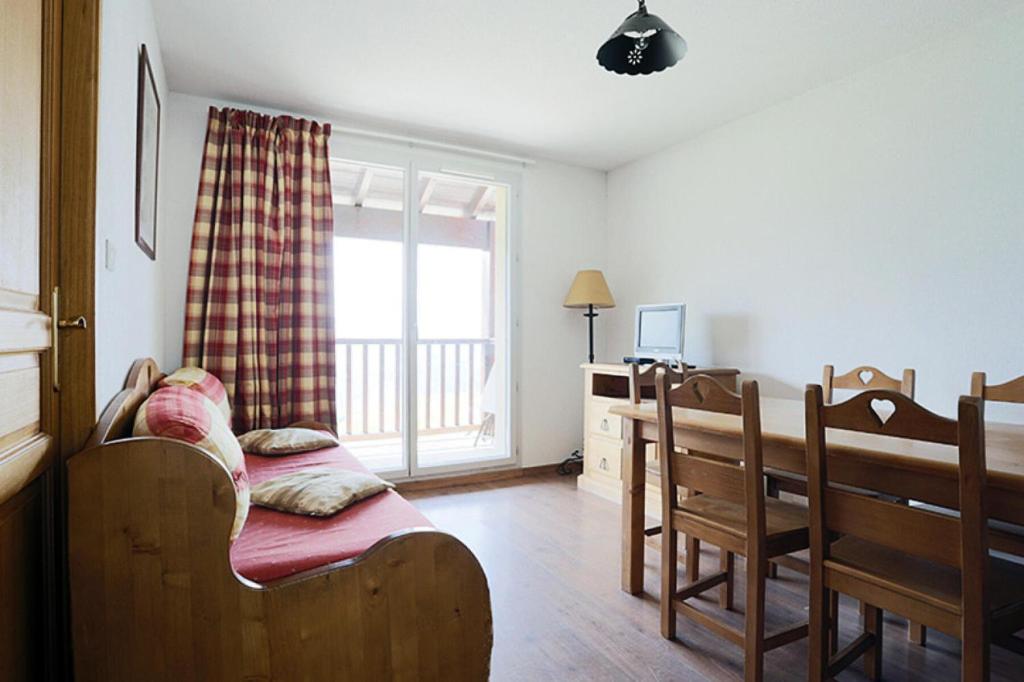 Habitación con cama, mesa y sillas. en Résidence Hameau De Balestas Mp - 2 Pièces pour 6 Personnes 604 en Germ