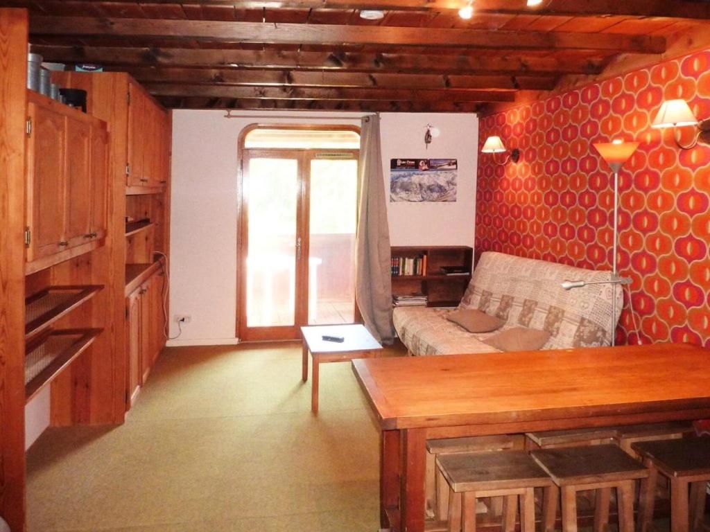 un salon avec un canapé et une table dans l'établissement Résidence L'eperviere - Grand studio 4 personnes MAE-0904, à Le Mélézet