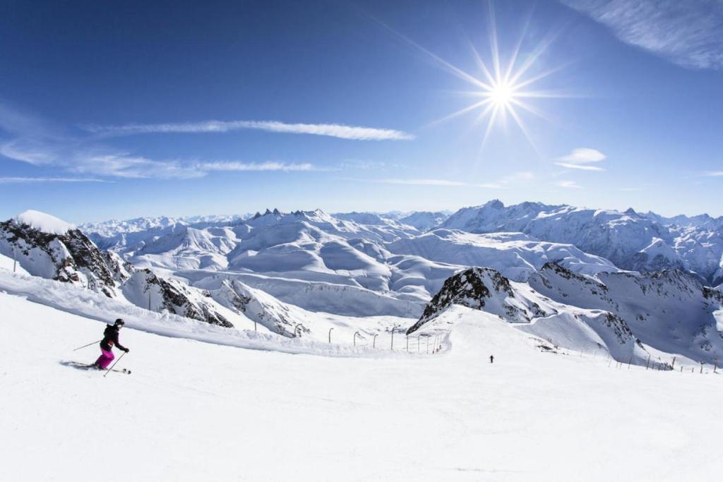 una persona está esquiando por una montaña cubierta de nieve en Résidence Alpet Ii - 2 Pièces pour 6 Personnes 374, en Montgenèvre