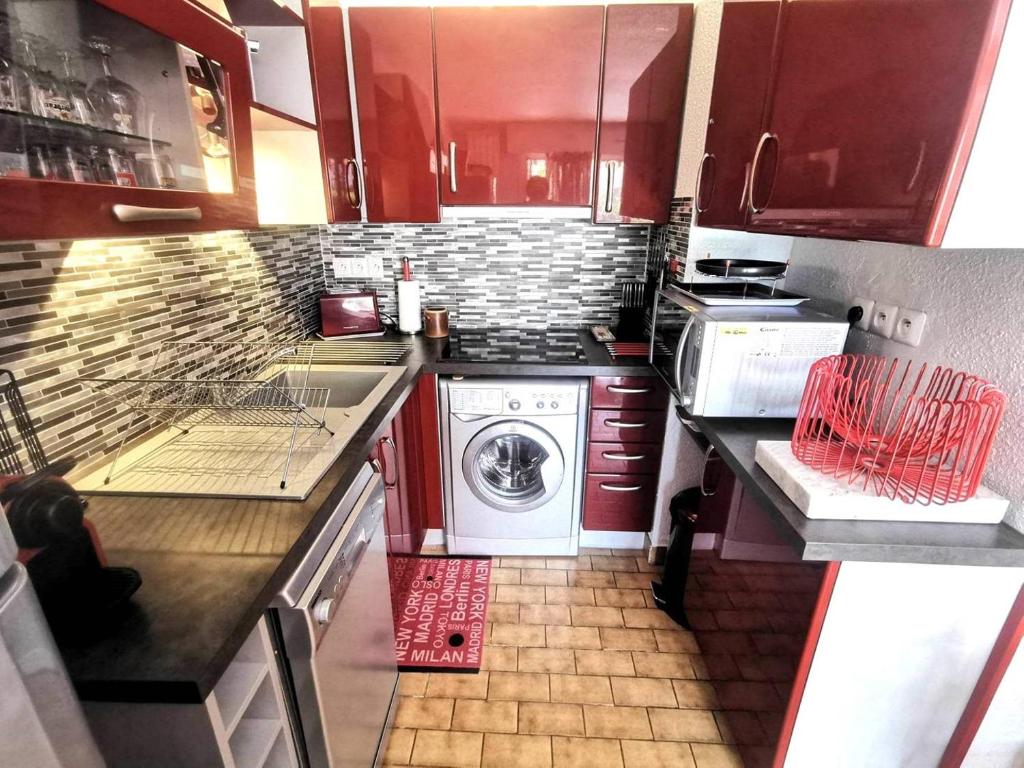 Kuchyňa alebo kuchynka v ubytovaní 175 Beverley Hills D64 2 pièces cabine