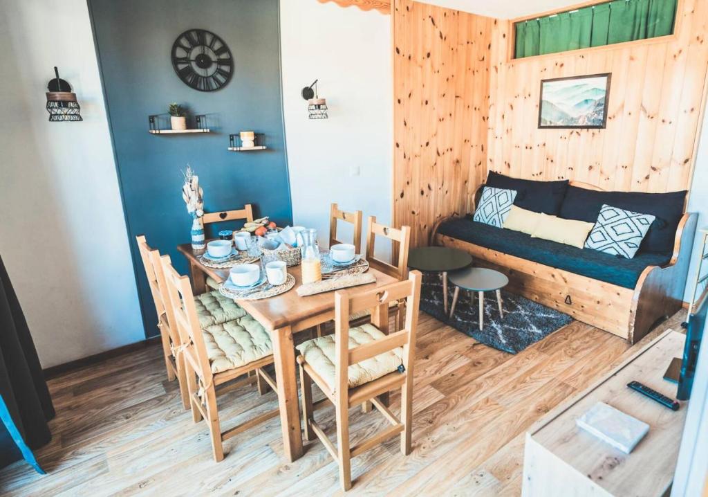 une salle à manger avec une table et un lit dans l'établissement Résidence Les Eglantines - appartement 6 personnes en plein cœur des orres 1800 MAE-4804, aux Orres