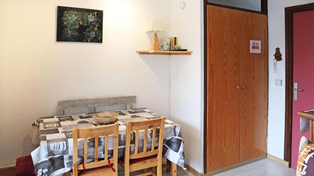 - une cuisine avec une table, une table et des chaises dans l'établissement Résidence Le Cairn - Mini Studio 4 personnes MAE-8964, aux Orres