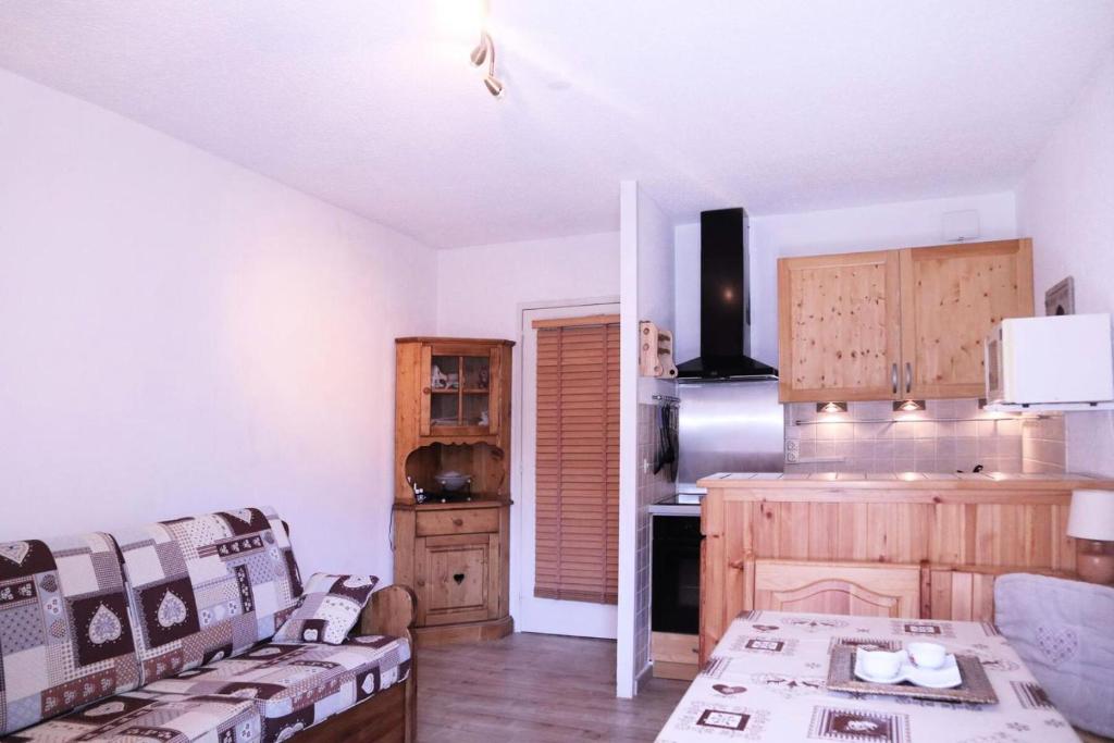 - une cuisine avec un canapé et une table dans une chambre dans l'établissement Résidence Orr Des Cimes - Orrianes des Cimes 104 MAE-7364, aux Orres