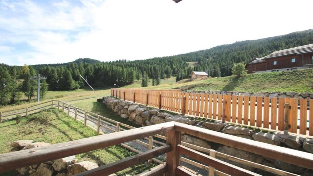 une clôture à côté d'une rivière à côté d'une montagne dans l'établissement Résidence Dame Blanche - 2 Pièces pour 6 Personnes MAE-2014, à Narreyroux