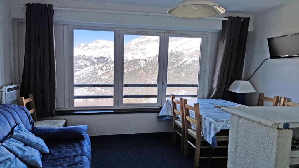 - une chambre avec vue sur une montagne enneigée dans l'établissement Résidence Pendine 2 - P2302 - Appt T2 - 5 PERSONNES - Pied des pistes MAE-1994, à Les Prés
