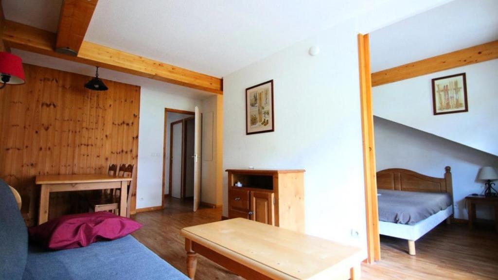 un salon avec un lit et une table dans l'établissement Résidence Dame Blanche - DBA413 - APPT 1 CHAMBRE + CABINE - BALCON - 6 PERSONNES MAE-2184, à Narreyroux