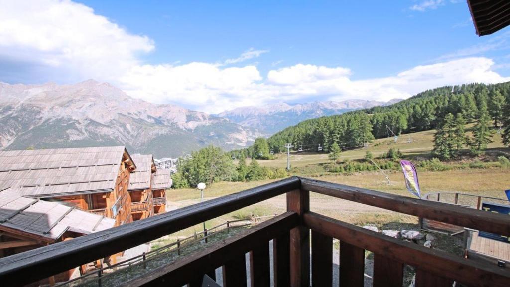 un balcon avec vue sur une montagne dans l'établissement Résidence Dame Blanche - DBA104 - APPT 1 CHAMBRE + CABINE - BALCON - 6 PERSONNES MAE-2224, à Narreyroux