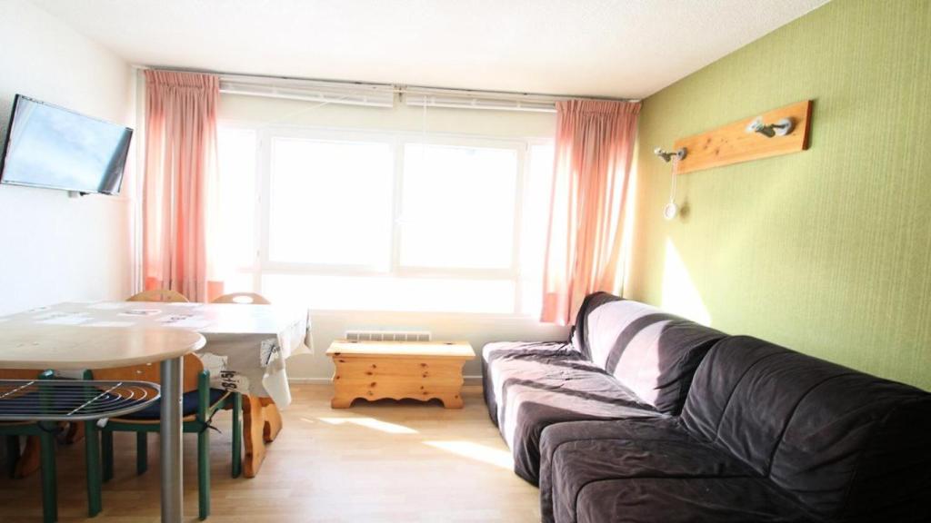 una sala de estar con un sofá y una mesa en Résidence Portillo - POR206 - APPT T2 - 5 PERSONNES - VUE PISTES - CENTRE STATION MAE-2294, en Les Prés