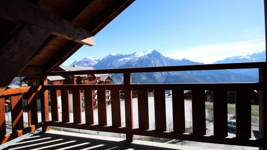 - une vue sur les montagnes depuis le balcon d'une cabine dans l'établissement Résidence Parc Aux Etoiles - A203PAE - APPARTEMENT 1 CHAMBRE, BALCON MAE-2314, à Narreyroux