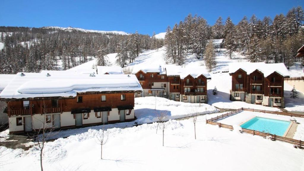 un resort sulla neve con piscina di Résidence Parc Aux Etoiles - CH18PAE - CHALET DUPLEX 2 CHAMBRES, TERRASSE ET BALCON MAE-2404 a Narreyroux