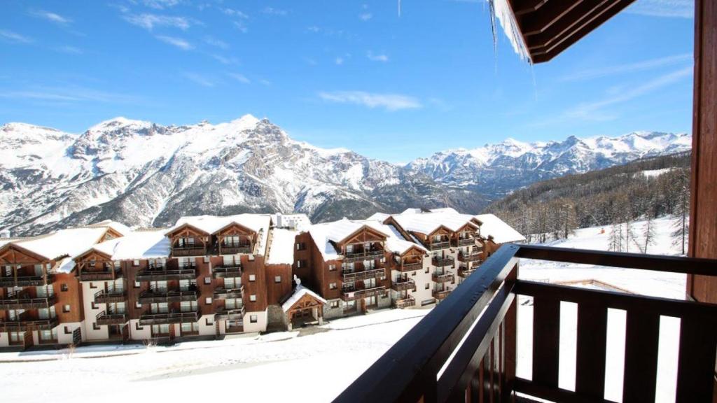 - un balcon avec vue sur les montagnes enneigées dans l'établissement Résidence Parc Aux Etoiles - C311PAE - APPARTEMENT 1 CHAMBRE ET 1 CABINE, BALCON MAE-2414, à Narreyroux