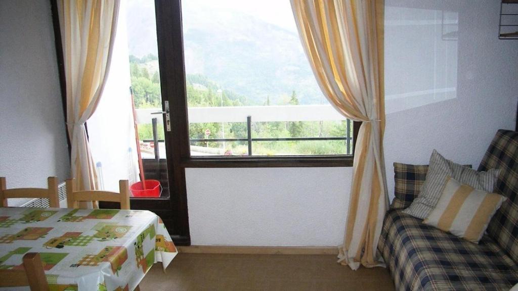 une chambre avec un lit et une fenêtre avec vue dans l'établissement Résidence St Moritz - STM304 - STUDIO 2/3 PERSONNES EN CENTRE STATION MAE-2564, à Les Prés