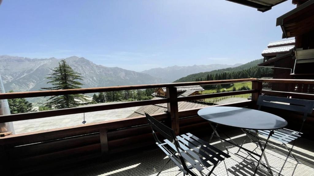 d'un balcon avec deux chaises et une vue sur les montagnes. dans l'établissement Résidence Dame Blanche - DBA216 - APPT 1 CHAMBRE + CABINE - BALCON - 6 PERSONNES MAE-7524, à Narreyroux