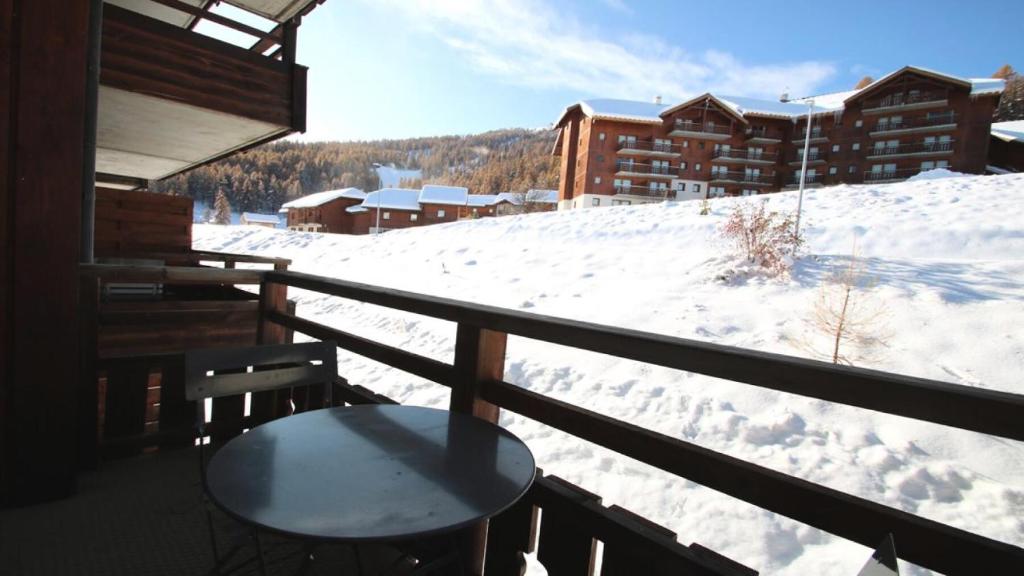 - une table sur un balcon avec une montagne enneigée dans l'établissement Résidence Dame Blanche - 2 Pièces pour 4 Personnes MAE-3154, à Narreyroux