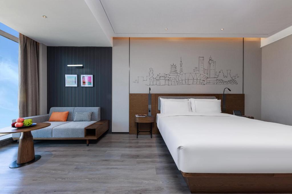 Postel nebo postele na pokoji v ubytování UrCove by Hyatt Foshan Downtown