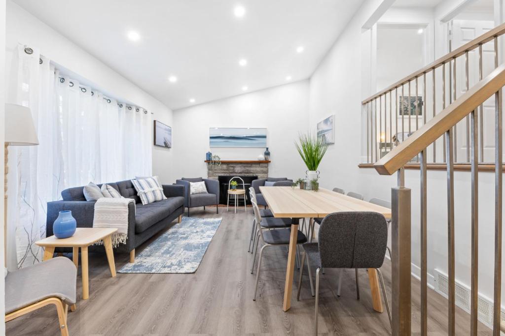 ein Wohnzimmer mit einem Sofa und einem Tisch in der Unterkunft Beautiful and quiet urban cabin in Montreal