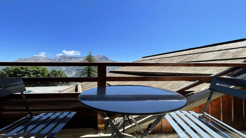 une chaise bleue assise sur un balcon avec vue dans l'établissement Résidence Dame Blanche - DBA116 - APPT 1 CHAMBRE + CABINE - BALCON - 6 PERSONNES MAE-7964, à Narreyroux