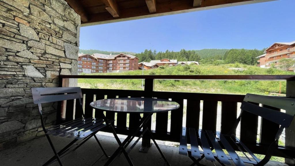 une table et des chaises sur un balcon avec vue dans l'établissement Résidence Dame Blanche - DBA329 - APPT 1 CHAMBRE + CABINE - BALCON - 6 PERSONNES MAE-7974, à Narreyroux