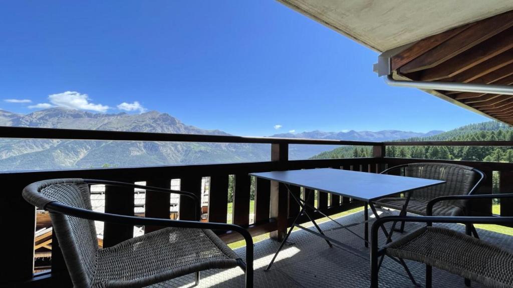 une table et des chaises sur un balcon avec vue dans l'établissement Résidence Dame Blanche - DBA204 - APPT 1 CHAMBRE + CABINE - BALCON - 6 PERSONNES MAE-7574, à Narreyroux