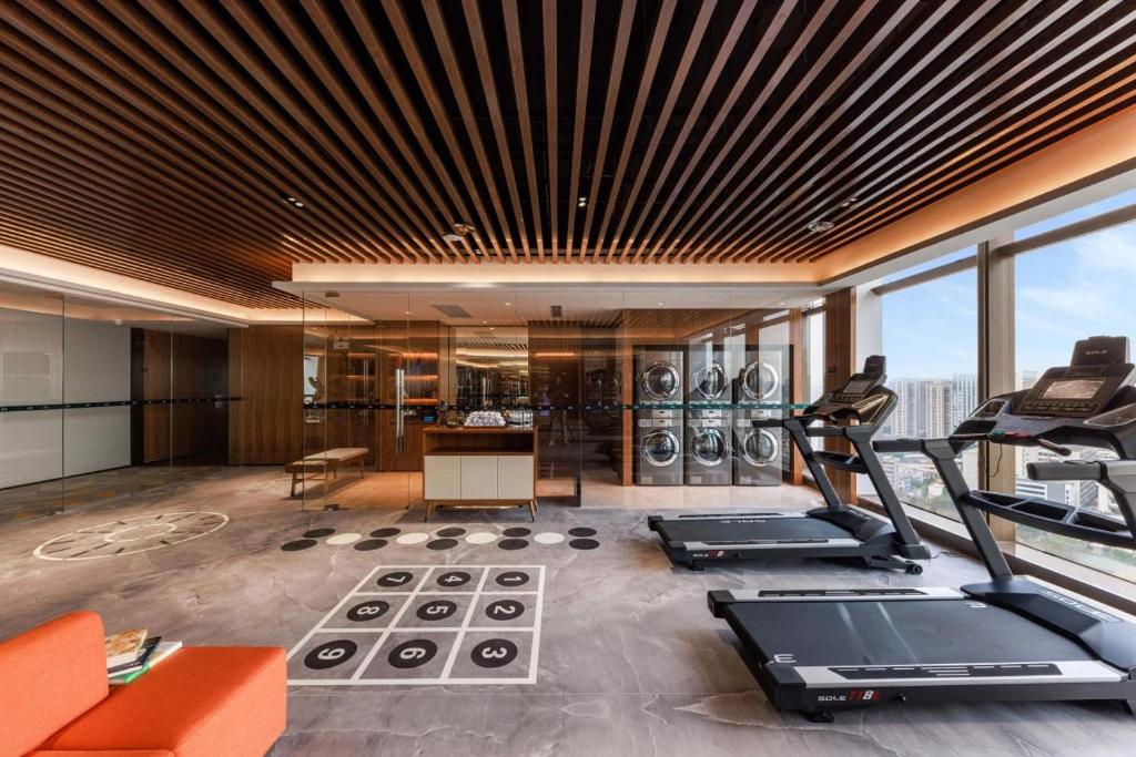 Fitness centrum a/nebo fitness zařízení v ubytování UrCove by Hyatt Foshan Downtown
