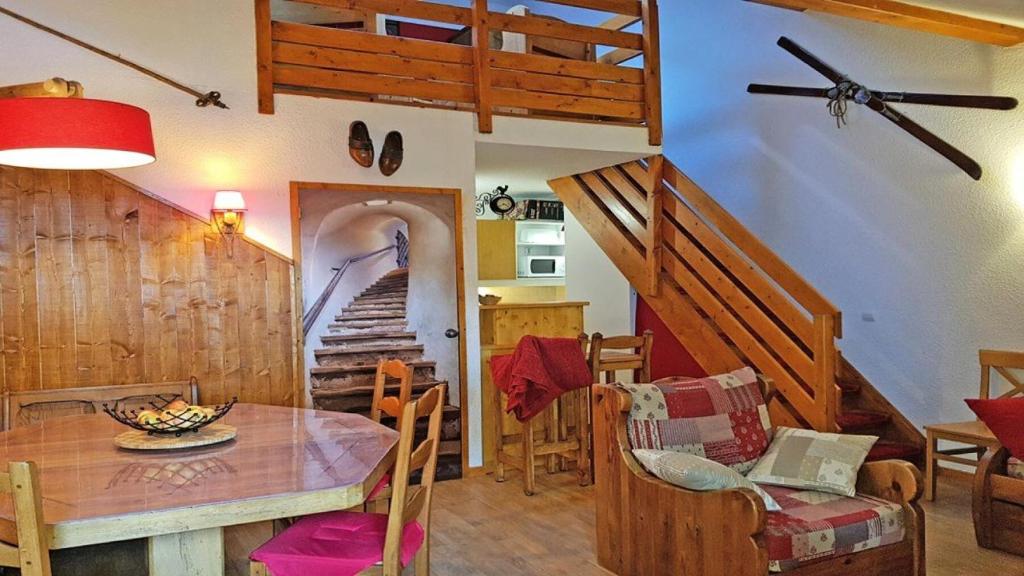 une salle à manger avec une table et un escalier dans l'établissement Résidence Parc Aux Etoiles - B204PAE - APPARTEMENT DUPLEX 2 CHAMBRES, BALCON MAE-8714, à Narreyroux