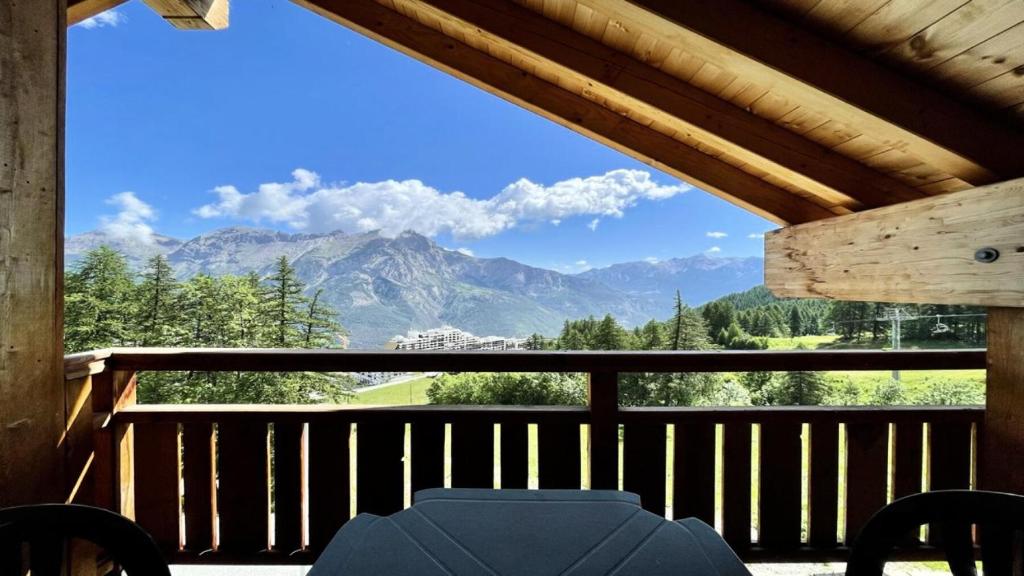 un balcon avec vue sur une montagne dans l'établissement Résidence Dame Blanche - DBAC25 - APPT 3 CHAMBRES - BALCON - 8 PERSONNES - Secteur 1800 MAE-8044, à Narreyroux