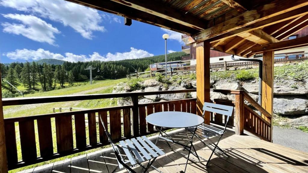 eine Terrasse mit einem Tisch und Stühlen auf einer Terrasse in der Unterkunft Résidence Dame Blanche - Chalets pour 6 Personnes 054 in Narreyroux