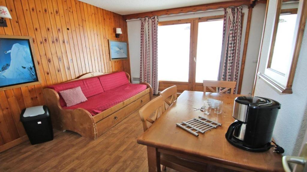 un salon avec un canapé et une table dans l'établissement Résidence Parc Aux Etoiles - A008PAE Appartement - 2 chambres avec terrasse - 4/6 PERS MAE-8644, à Narreyroux