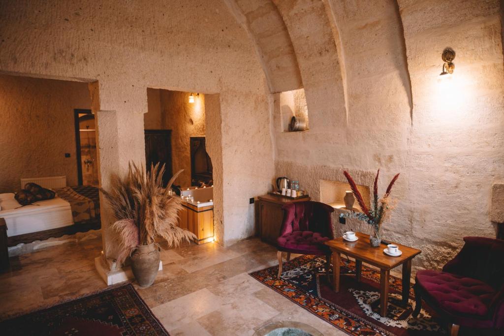 Postel nebo postele na pokoji v ubytování Çavuşin Cave House-Cappadocia