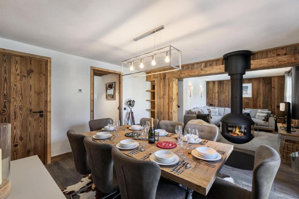 a dining room with a table and a fireplace at Résidence Grizzly - 4 Pièces pour 8 Personnes 634 in Val-d'Isère