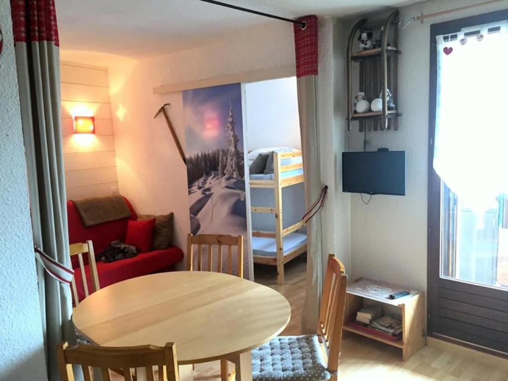 un petit salon avec une table et un canapé dans l'établissement Résidence Serac - SER201 - APPARTEMENT 4 PERSONNES, SECTEUR 1700M MAE-9164, à Les Prés