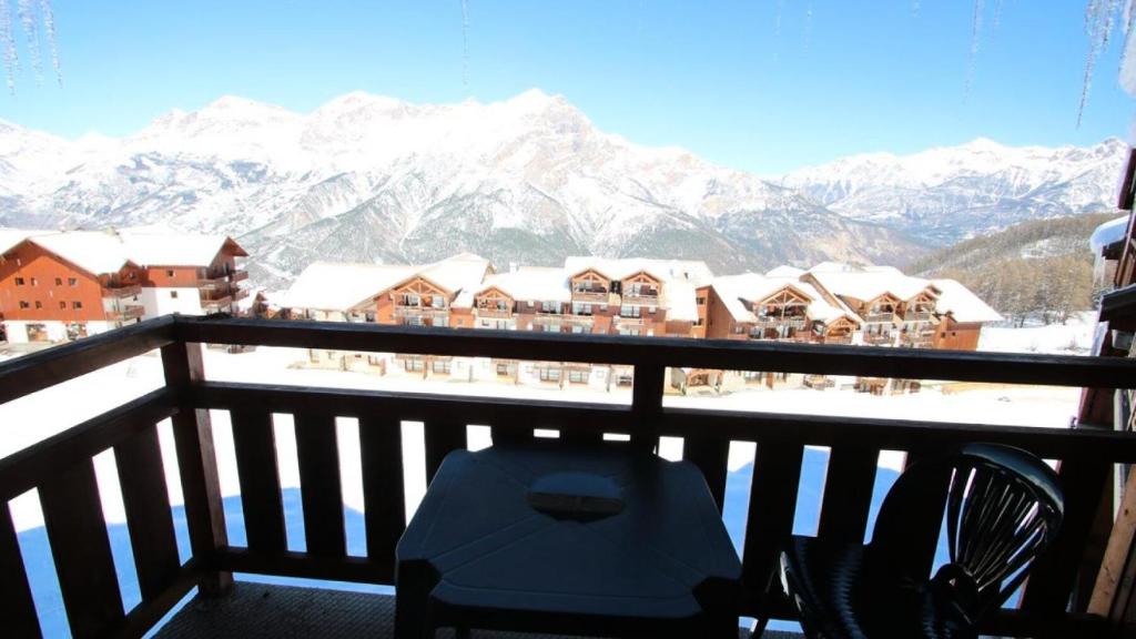 a balcony with a view of a snow covered mountain at Résidence Parc Aux Etoiles - Appartements pour 6 Personnes 794 in Narreyroux
