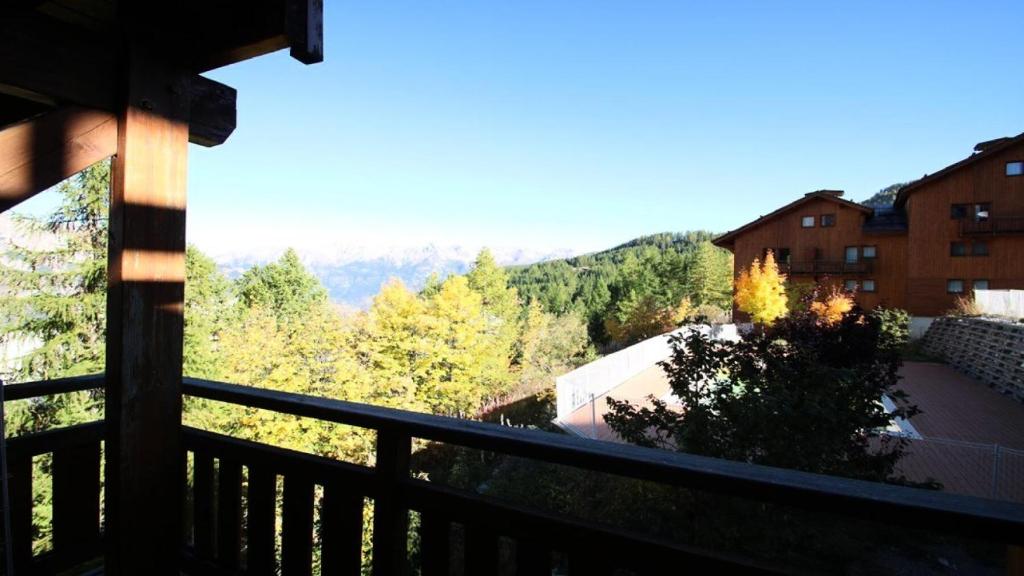 une vue depuis le balcon d'une maison dans l'établissement Résidence Hameau Des Ecrins - HEB112 - APPARTEMENT 6 PERSONNES, SECTEUR 1700M MAE-8874, à Narreyroux