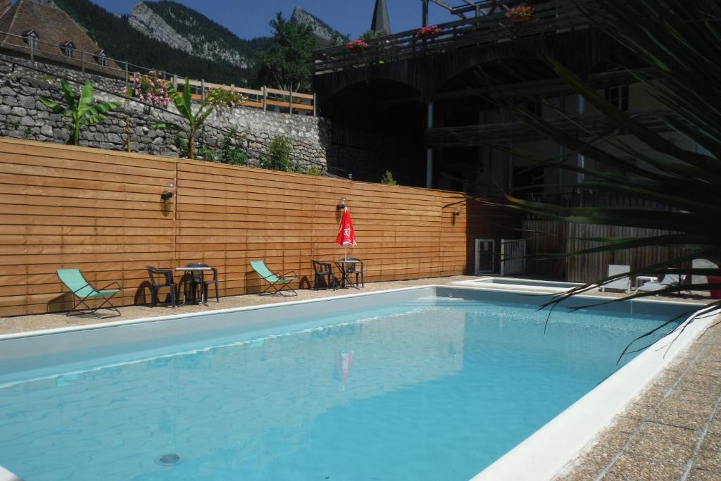 Bazén v ubytování Hotel Le Beau Site nebo v jeho okolí
